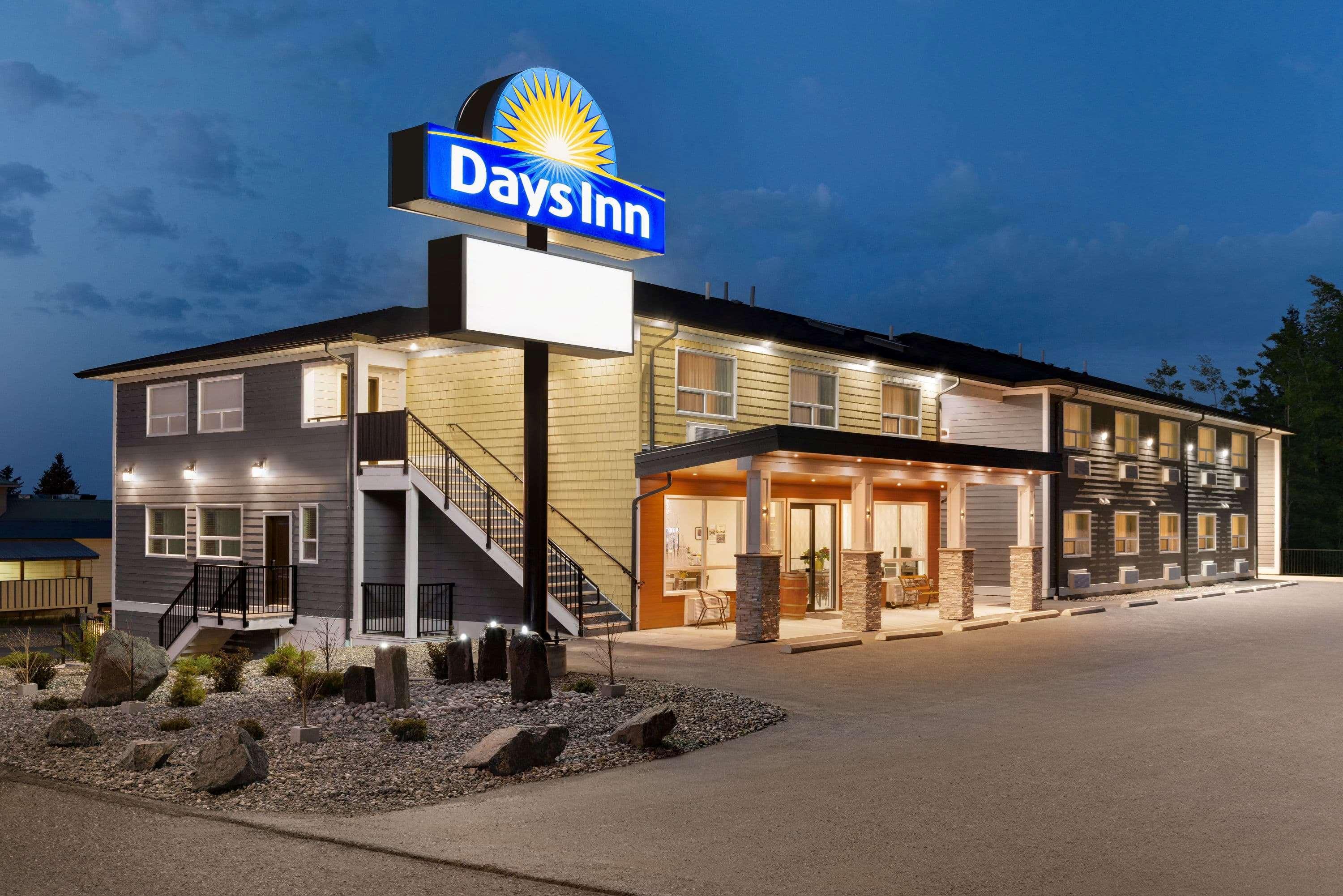 Days Inn By Wyndham 100 Mile House Eksteriør bilde